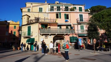 Yayalar restoranlar bir kare yürümek