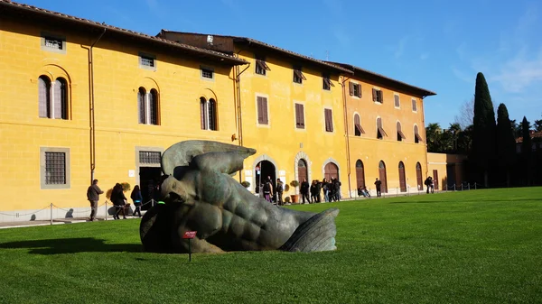 Le sculture di Igor Mitoraj su Piazza dei Miracoli — Foto Stock