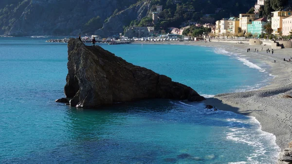 Turistas visitan la playa de Monterosso — Foto de Stock