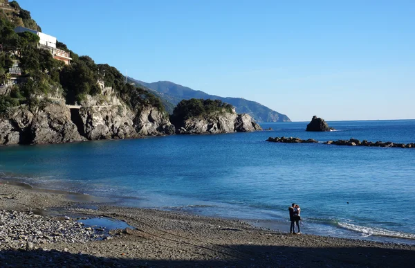 Coppia visita spiaggia a Monterosso — Foto Stock