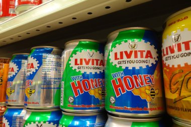 Raflar dolu perakende pazarında içebilirsiniz