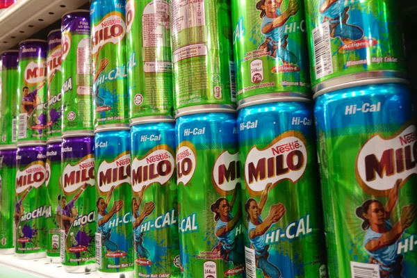Může pít z Milo v maloobchodním trhu — Stock fotografie