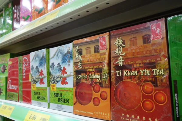 Разнообразие китайского чая на розничном рынке — стоковое фото