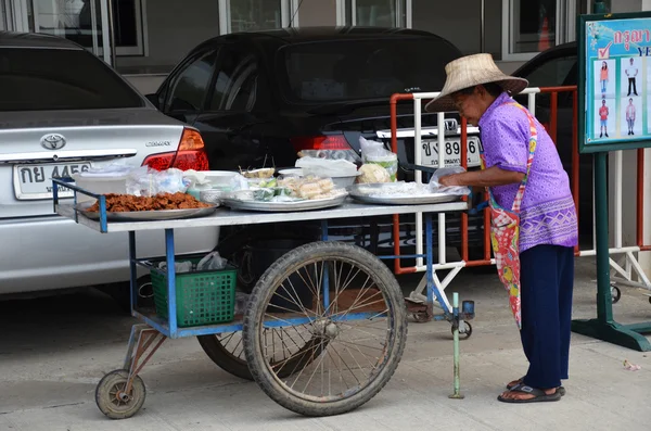Um vendedor de rua prepara comida na rua — Fotografia de Stock