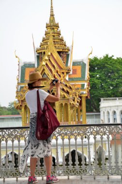 Turistler fotoğraf Bang Pa-In sarayda çekmek.