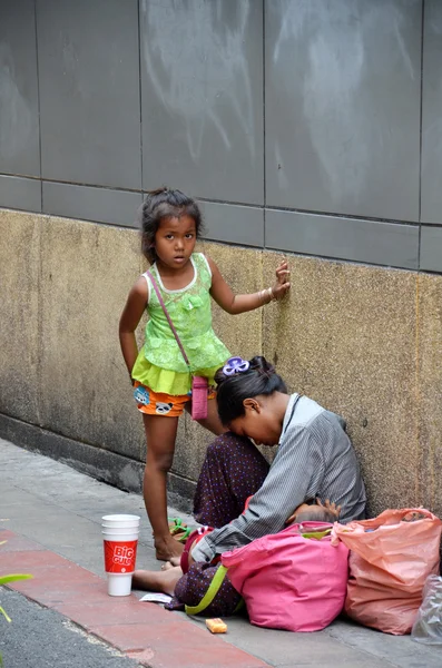 Mendigos imploram por dinheiro na rua — Fotografia de Stock