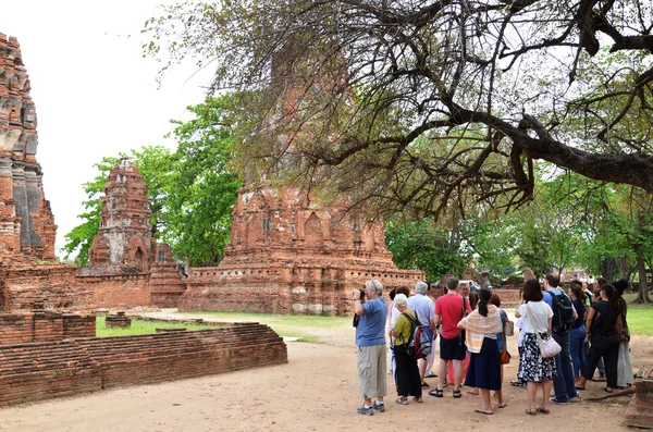 I turisti visitano Wat Chaiwatthanaram in Ayutthaya, Thailandia — Foto Stock