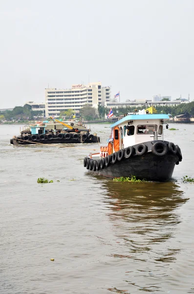 Remorqueur traîne chaland de sable sur la rivière Chao Phraya — Photo