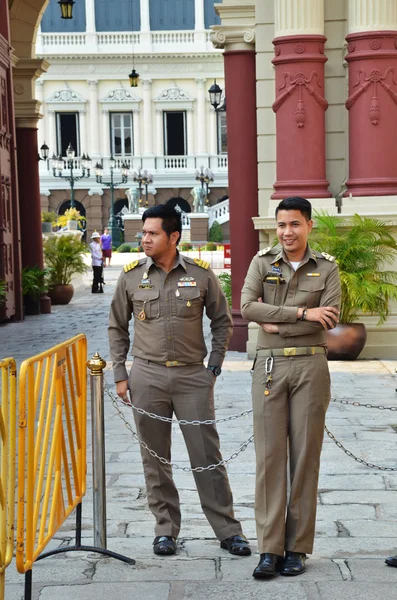 Guards stand in front of The Grand Palace — Stock Photo, Image