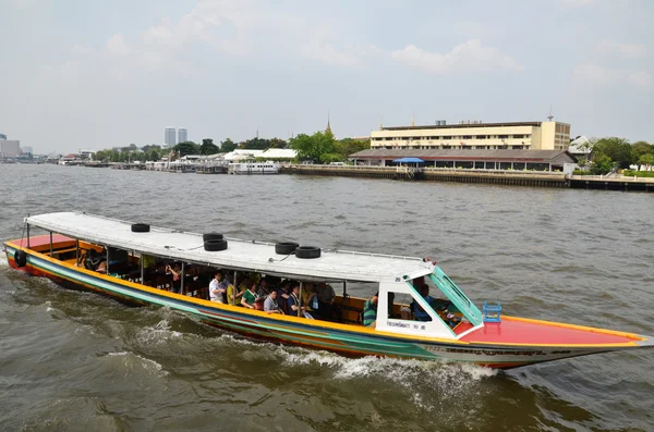 Die Touristen auf dem Boot zur Besichtigung des Flusses chao phraya — Stockfoto