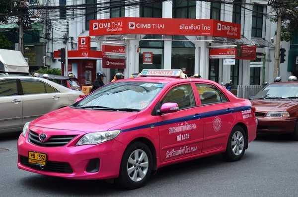 Kleurrijke Bangkok taxi op straat — Stockfoto