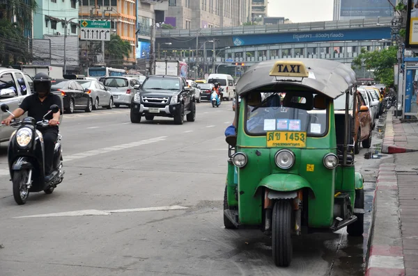 Taxi di strada tradizionale "tuk-tuk" su una strada — Foto Stock