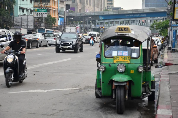 Tradiční ulice taxi "tuk-tuk" na ulici — Stock fotografie