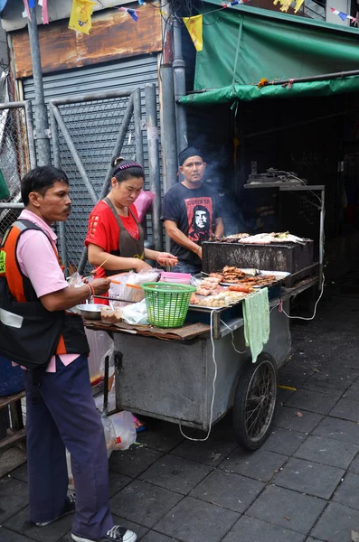Gatuförsäljare kockar på en vägkanten — Stockfoto