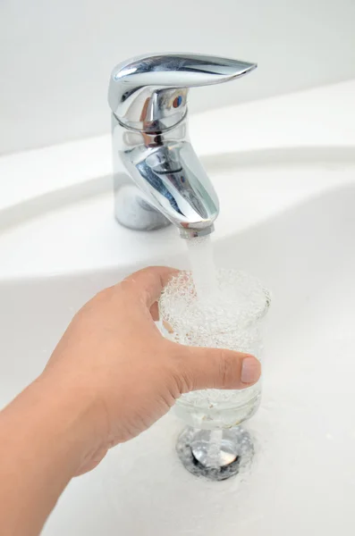 Vidrio lleno de agua potable del grifo — Foto de Stock