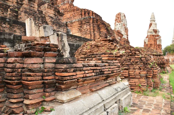 Templo de tijolo de ruína do templo de Chaiwattanaram — Fotografia de Stock