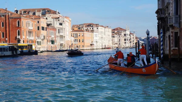 La barca sta navigando sul Canal Grande — Foto Stock