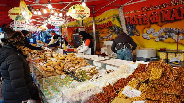 Piazza Walther, geleneksel Noel Pazar — Stok fotoğraf