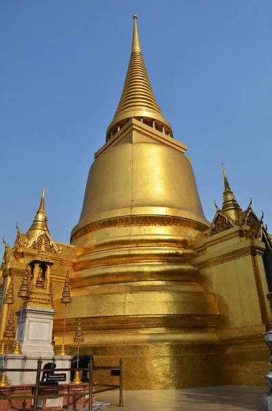 Pagode dourado no grande palácio — Fotografia de Stock