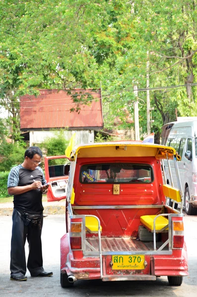 Táxi de rua tradicional "tuk-tuk " — Fotografia de Stock