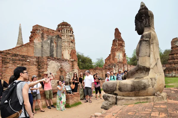 I turisti visitano Wat Chaiwatthanaram — Foto Stock