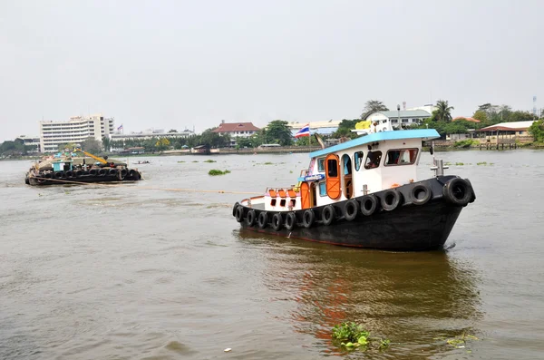 Remorqueur traîne chaland de sable sur la rivière Chao Phraya — Photo