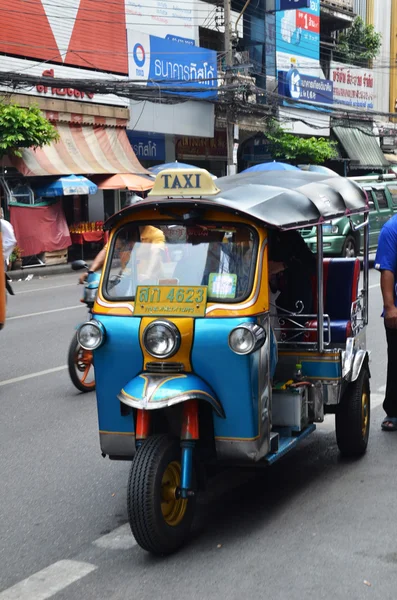 Taksówką tradycyjnych ulica "tuk-tuk" — Zdjęcie stockowe