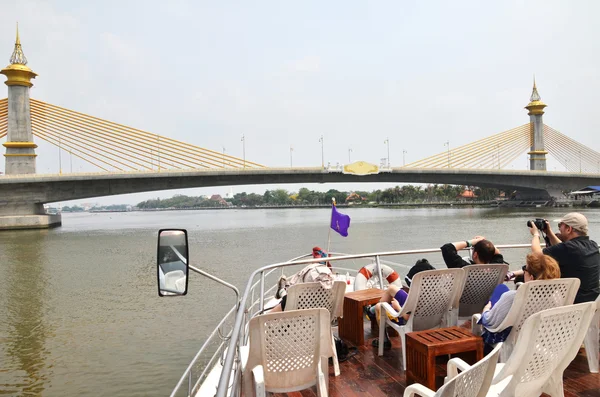 Les touristes apprécient la vue sur la rivière Chao Phraya — Photo