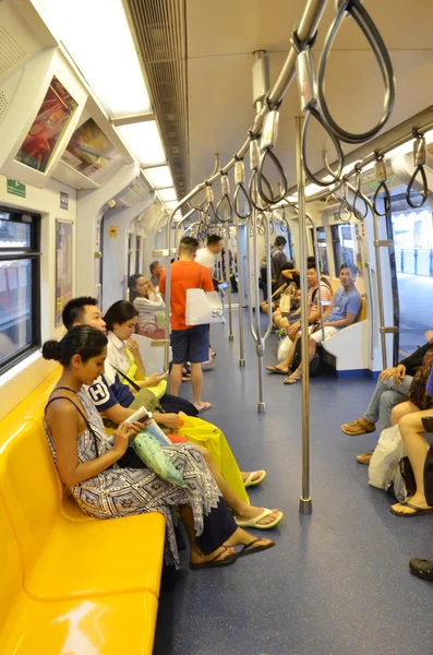 Cestující jezdit na vlak metra — Stock fotografie