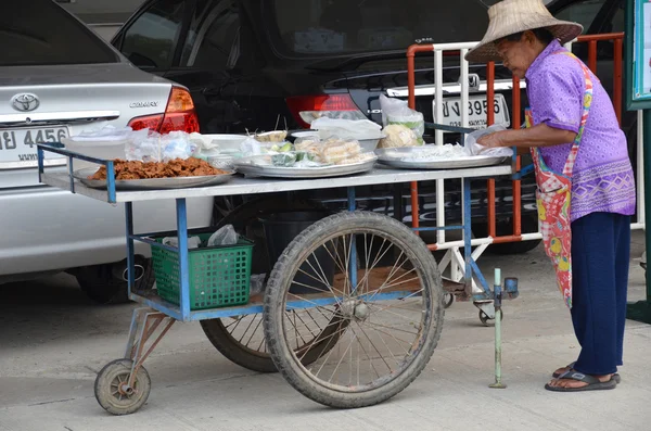 Vendedor de rua prepara comida — Fotografia de Stock