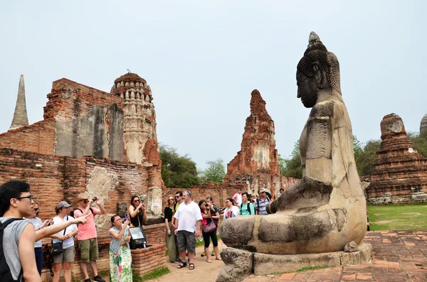 I turisti visitano Wat Chaiwatthanaram — Foto Stock