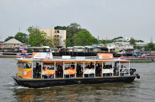 Die Touristen auf dem Boot zur Besichtigung des Flusses chao phraya — Stockfoto