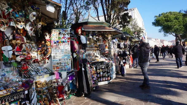 Venditori allestito una bancarella sulla strada per vendere maschera colorata al turista a Venezia — Foto Stock