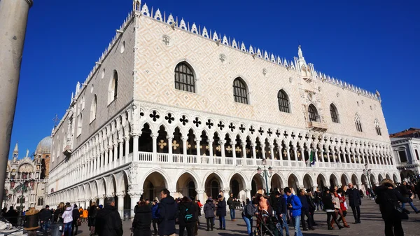 Venedik waterfront yakınındaki St Venedik Marco meydanında turist ziyaret — Stok fotoğraf