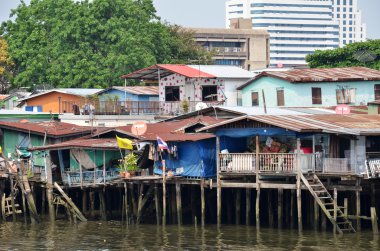 Riverside gecekondu ve Chao Phraya River hayatta balıkçılar
