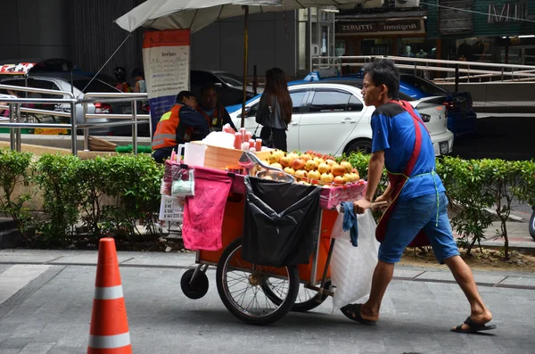 Un vendedor busca clientes en una calle del centro de la ciudad en Bangkok — Foto de Stock