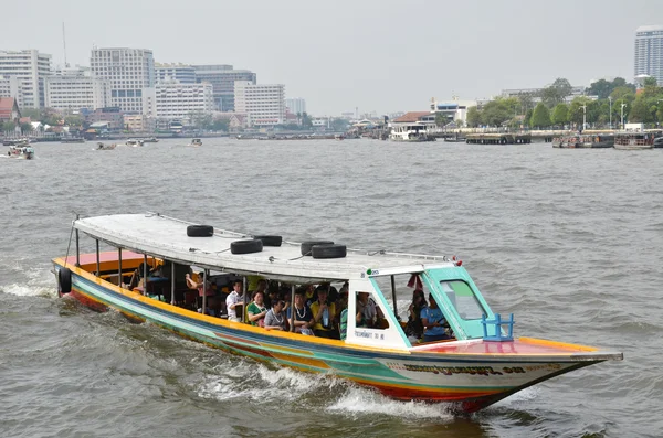 Los turistas en barco para hacer turismo a lo largo del río Chao Phraya — Foto de Stock
