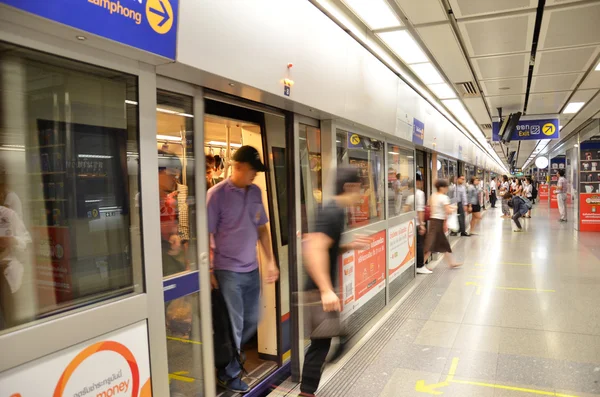 Büyükşehir hızlı Transit (mrt) metro tren istasyonu, Bangkok. Tayland — Stok fotoğraf