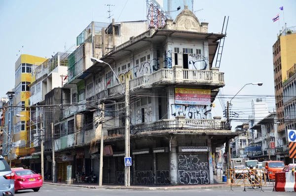 Vista de uma rua movimentada em Chinatown em Bangkok — Fotografia de Stock