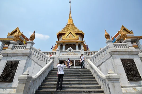 Mensen een bezoek aan Wat Traimit in Bangkok Chinatown — Stockfoto