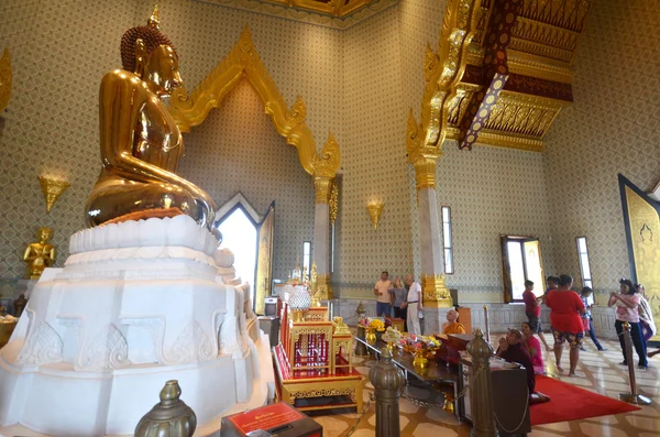 Människor besöka Wat Traimit i Bangkok Chinatown — Stockfoto
