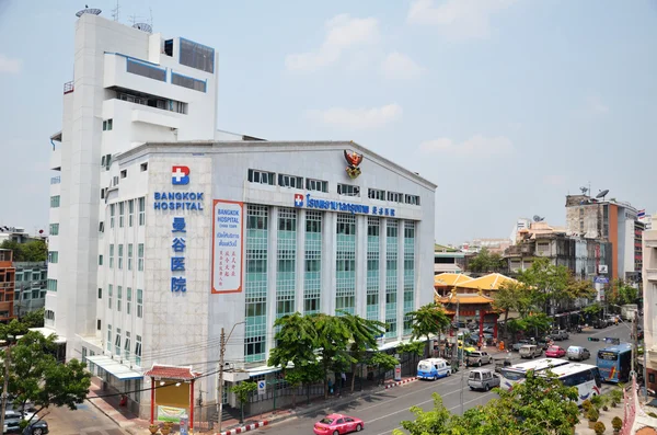 Exterior view of Bangkok Hospital in Chinatown, Bangkok — Stock Photo, Image