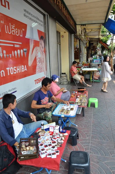 I venditori ambulanti aspettano clienti per strada a Chinatown Bangkok — Foto Stock