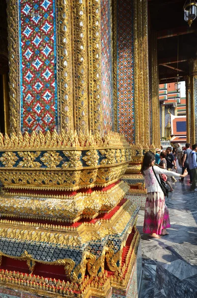 Touristen besichtigen den Großen Palast in Bangkok, Thailand — Stockfoto
