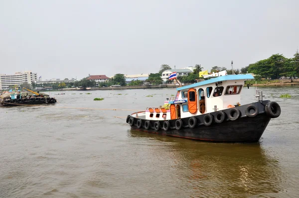 Tug boat drags sand barge on Chao Phraya river, Bangkok — Stok Foto