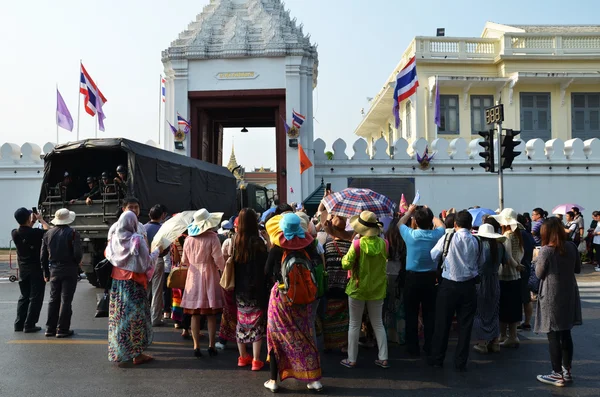 Tourists visit the Grand Palace in Bangkok, Thailand — Stock Photo, Image