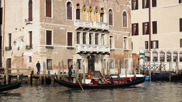 Turystów podróż na gondole na kanał w Wenecji, Włochy — Zdjęcie stockowe