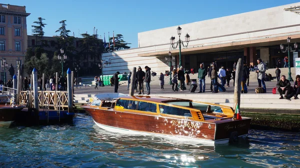 Bateau à moteur navigue sur le Grand Canal à Venise, Italie — Photo