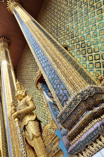 Pagode dourado em Grande Palácio, Bangkok — Fotografia de Stock