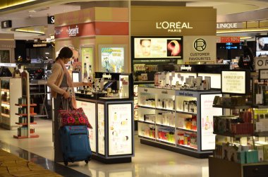 Yolcu almak önce kapalı Changi Airport de alışverişe